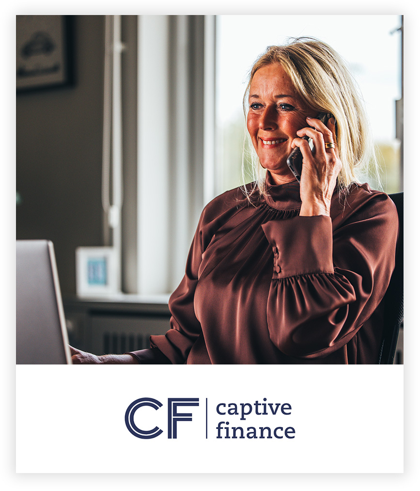 Vrouw aan het bellen met Captive Finance logo
