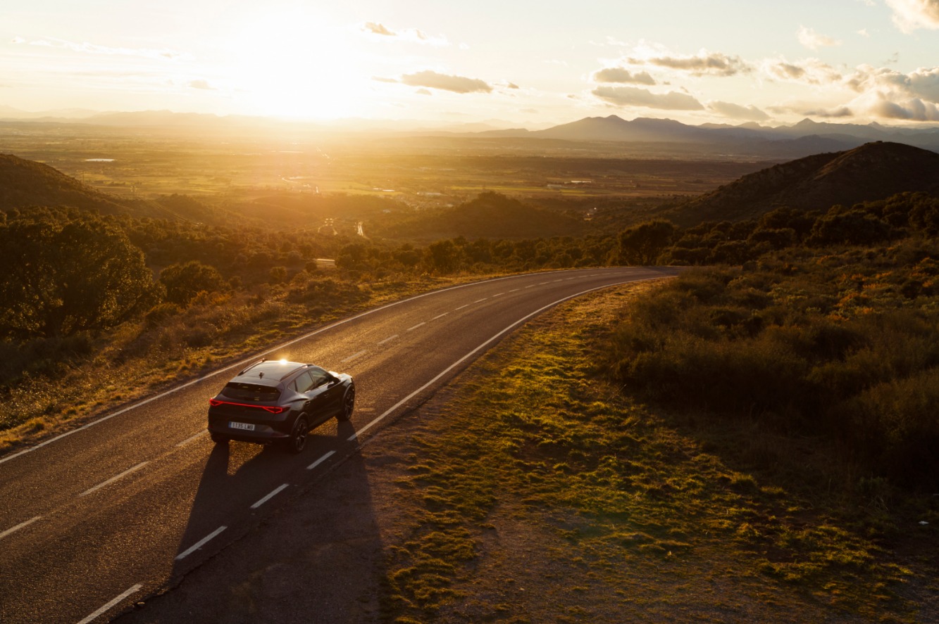 auto rijdend door de bergen net zonsondergang