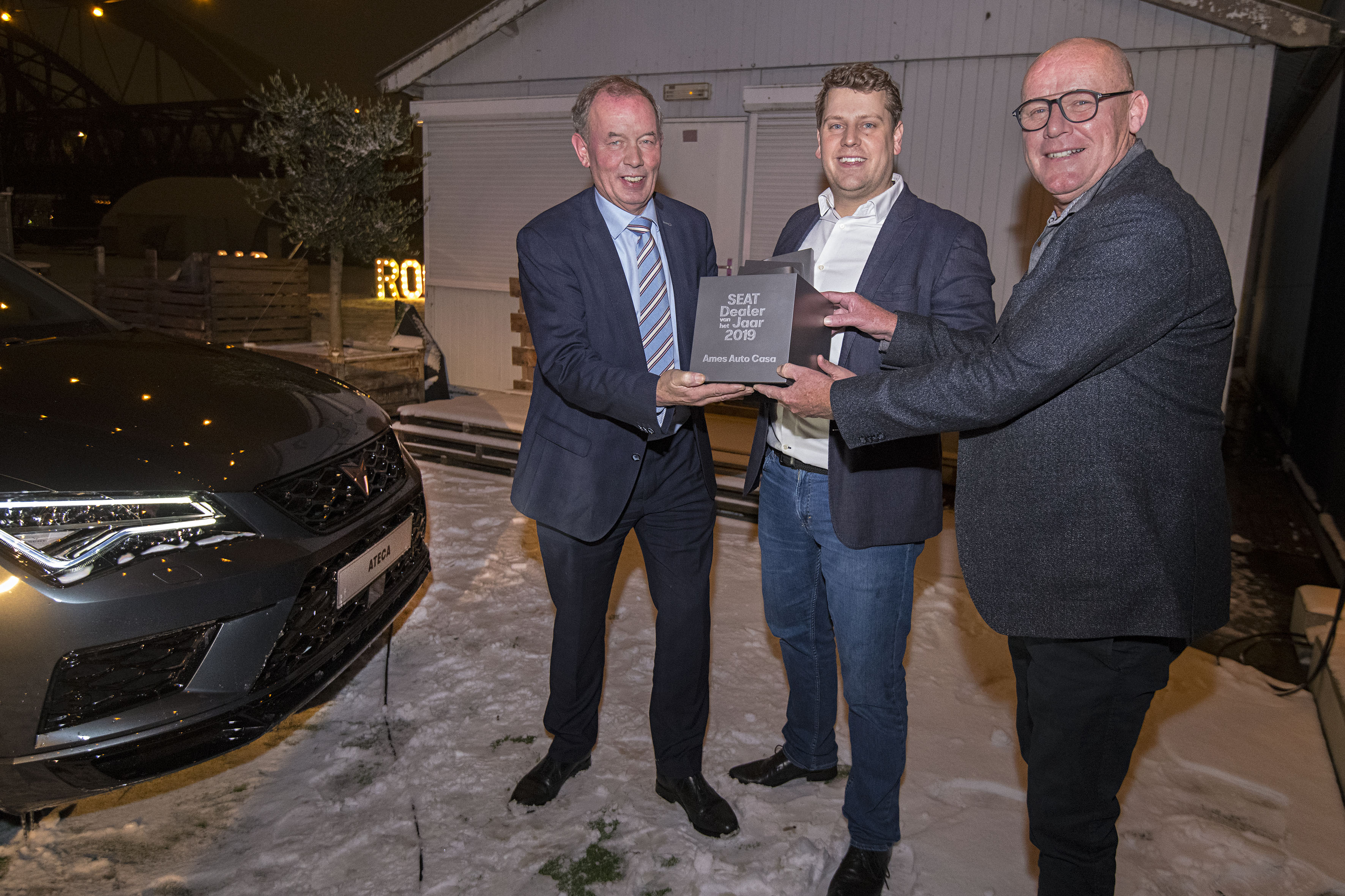 Ames directieleden Leen de Koning (links) en Kees Peels (rechts) ontvangen de 'Best Dealer Award' uit handen van Maarten Janssen, directeur van SEAT Nederland.