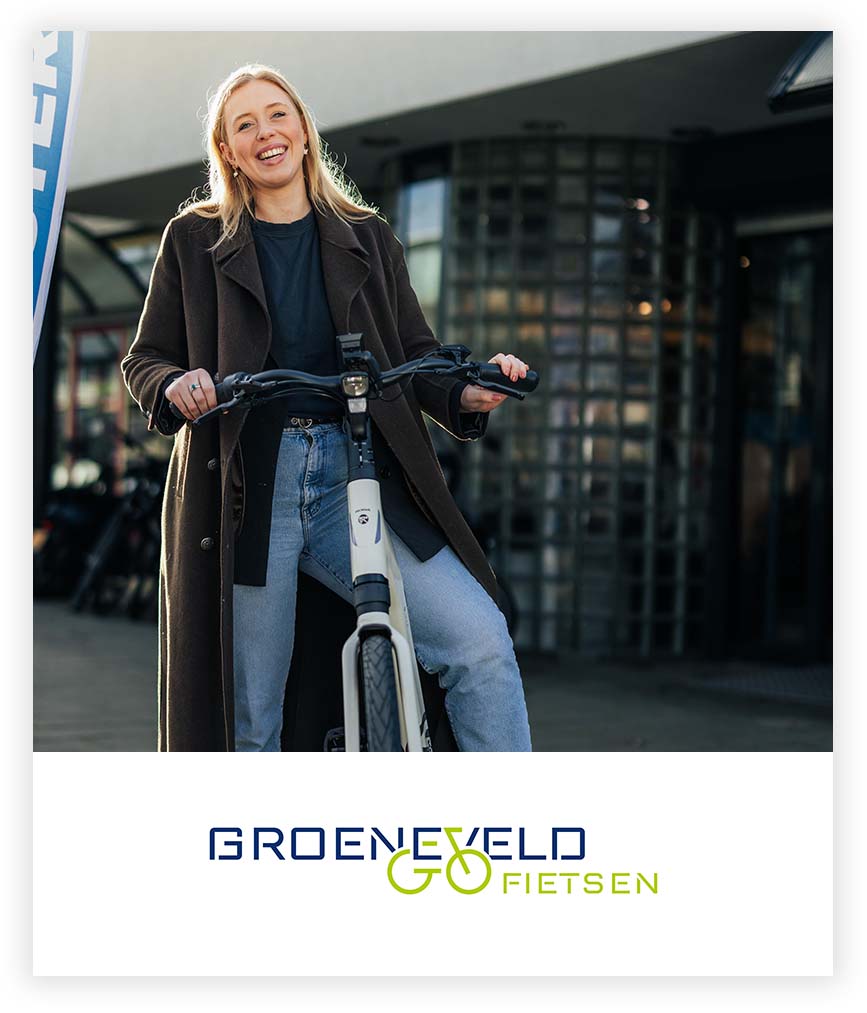 Vrouw op een fiets met Groeneveld Fietsen logo er onder
