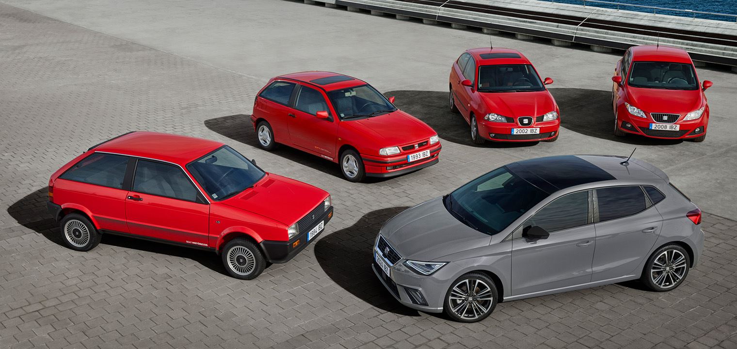 Oude rode SEAT Ibiza FR modellen met een grijze limited edition SEAT Ibiza FR voor de anniversary