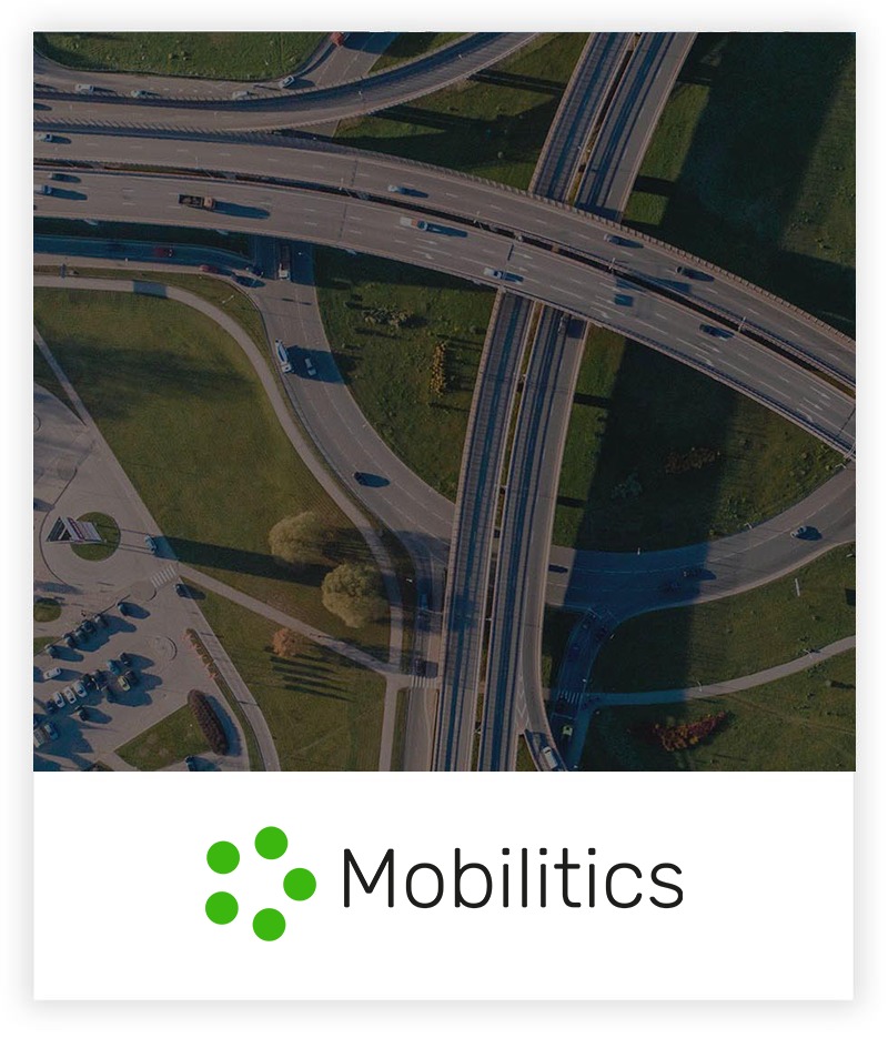 Wegennetwerk met viaduct vogelperspectief met Mobilitics logo er onder