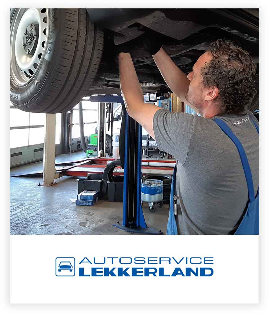 Monteur aan het werk met Autoservice Lekkerland logo