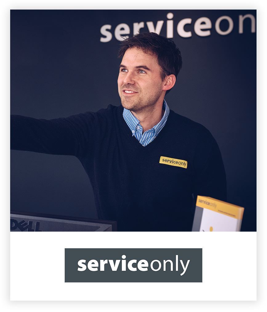 ServiceOnly medewerker met Service Only logo er onder